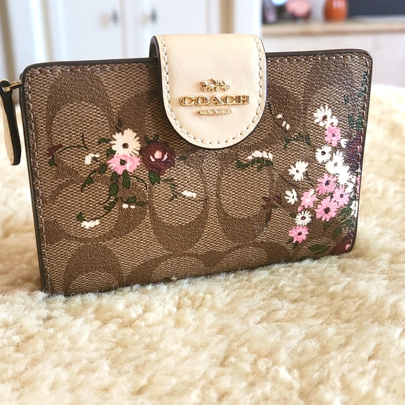 Beautiful NWOT Coach Signature Brown Evergreen Floral Bi-Fold Wallet  🩷🤎🎁🌸🤍 - Picture 16 of 16